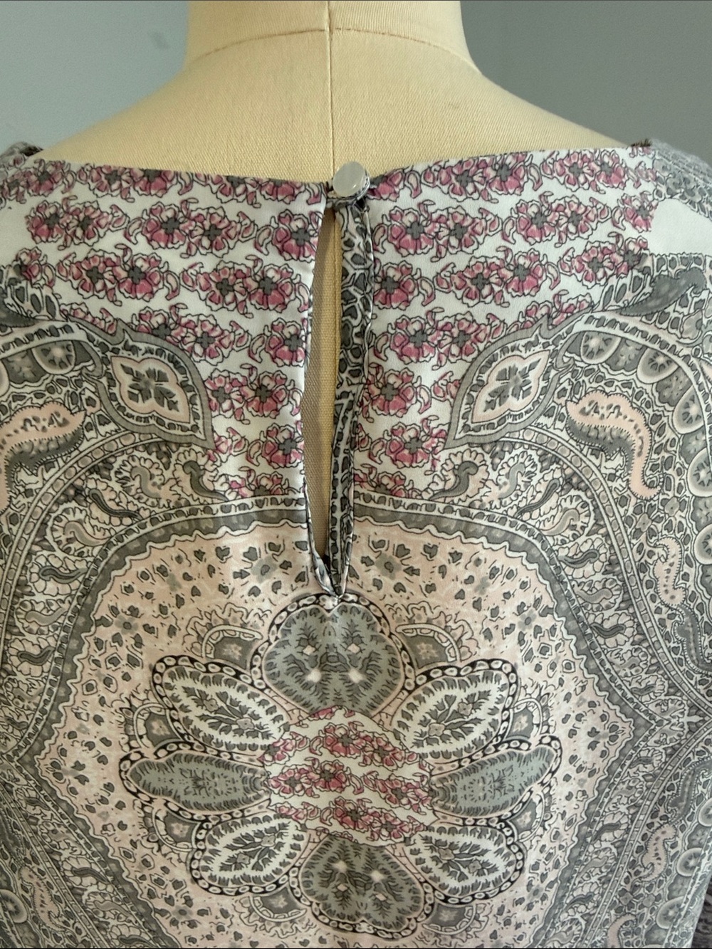 Lila Rose Women's Multi Print Boatneck Top in Gray and Dusty Pink SZS - Picture 4 of 14